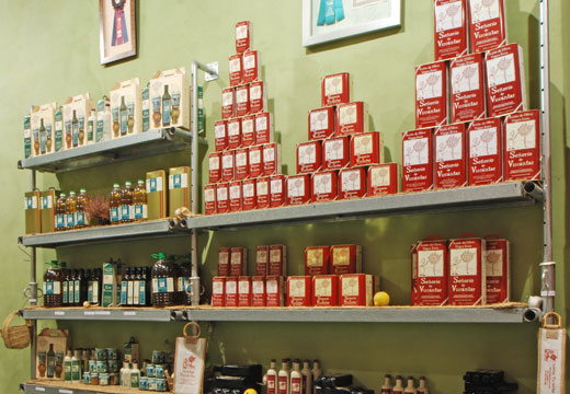 Botellas, latas y otros productos elaborados con aceite de oliva virgen extra