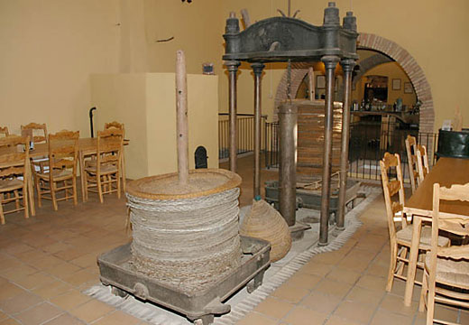 Old press to extract olive oil